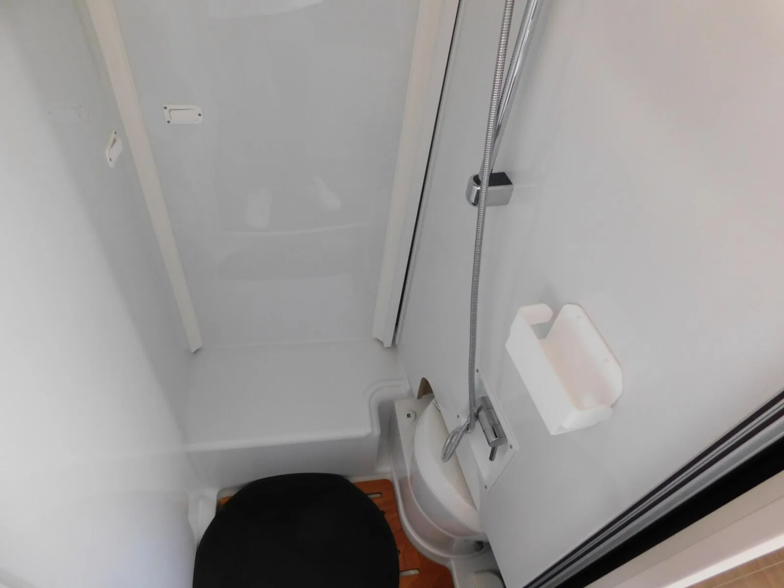Koupelna se sprchou a WC v obytném voze Dethleffs Globebus I4